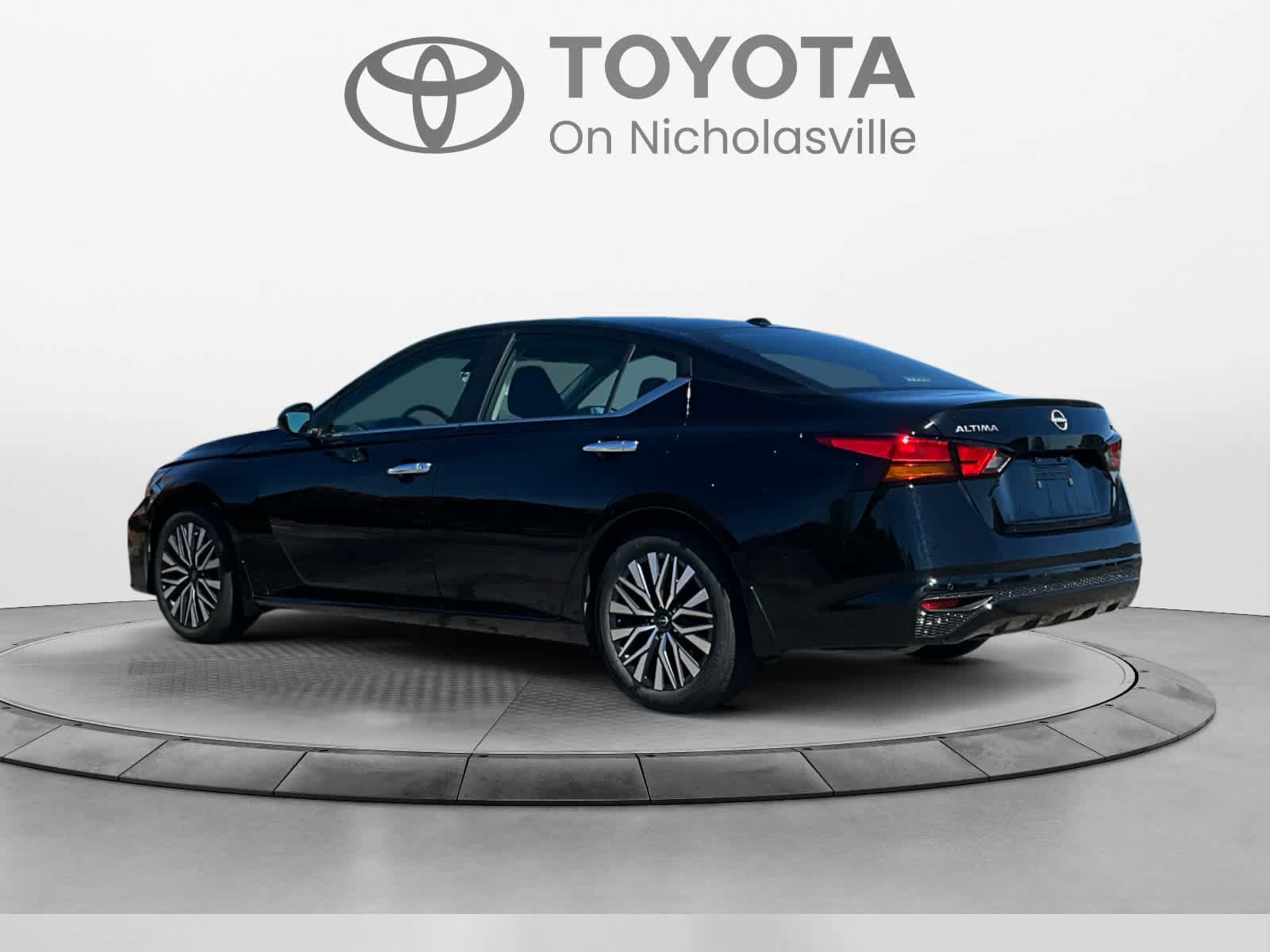 Used 2024 Nissan Altima 2.5 SV FWD image 3