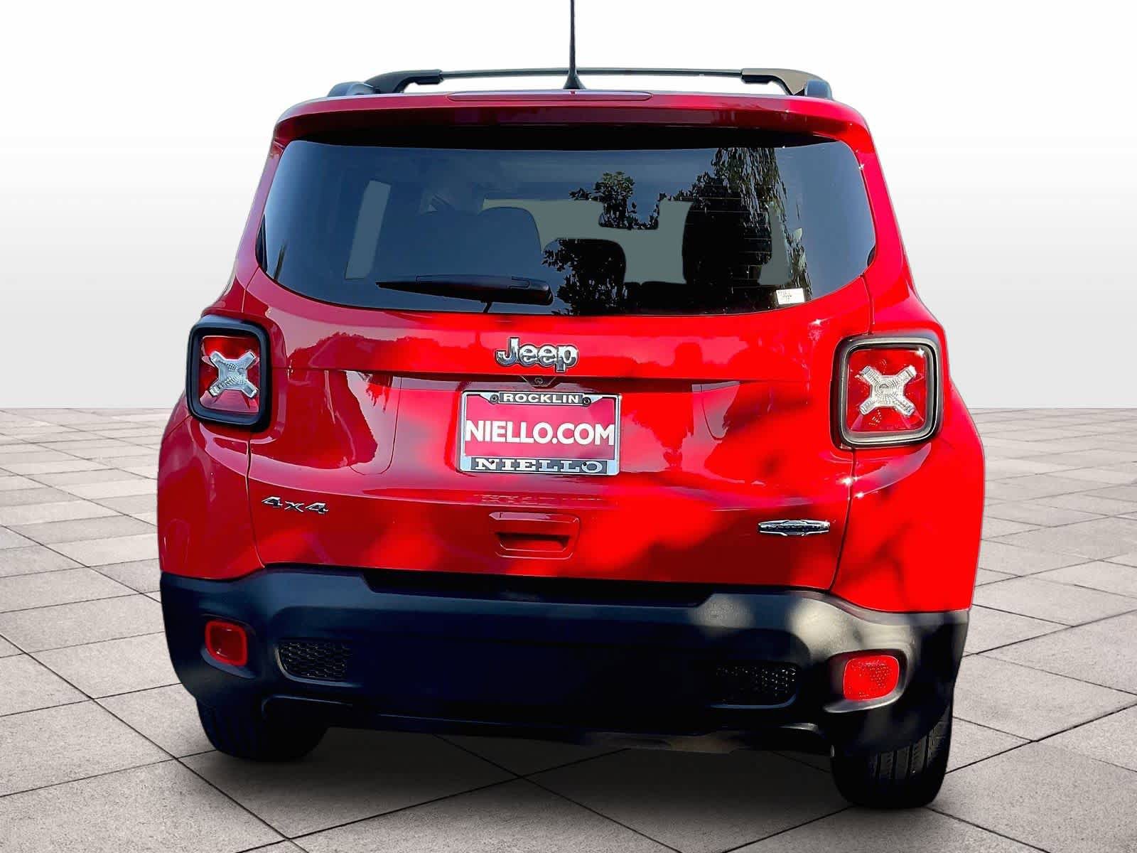 Used 2021 Jeep Renegade Latitude w/ Sun & Sound Group AWD/4WD image 7