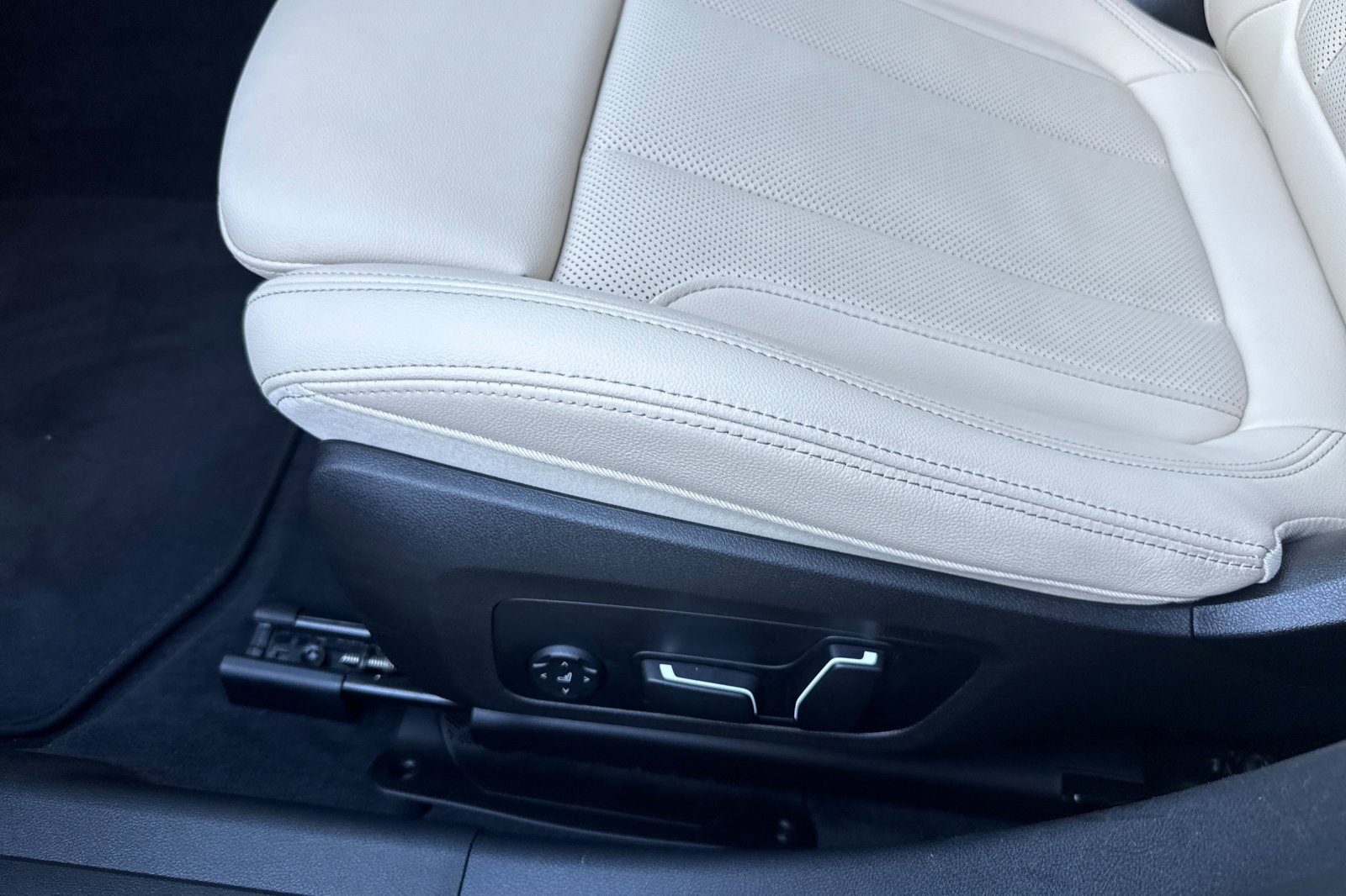 Used 2025 BMW 330i Sedan w/ Premium Package image 14