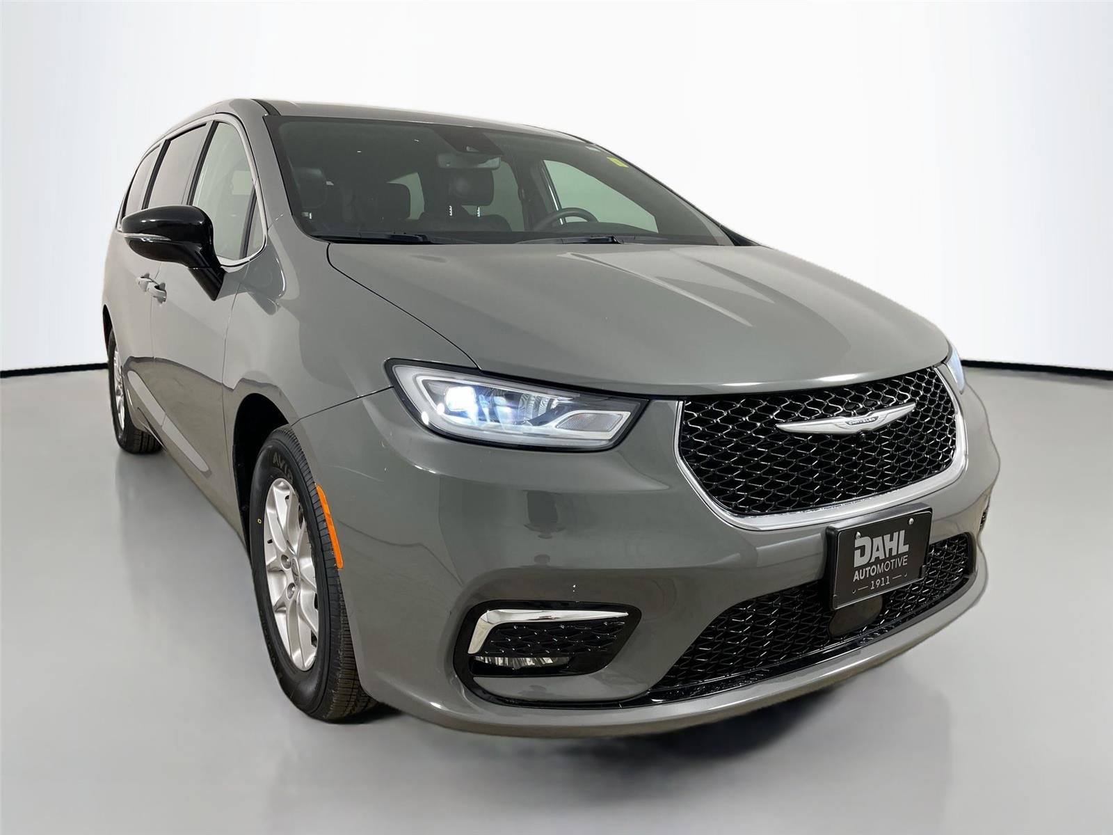 Used 2025 Chrysler Pacifica Select