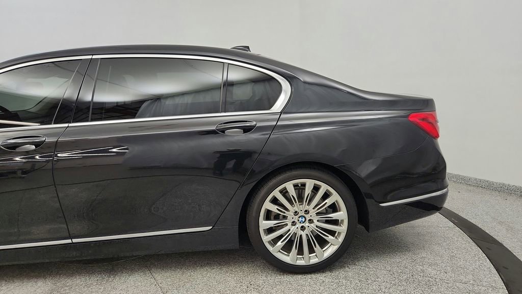 Used 2018 BMW 750i xDrive image 13