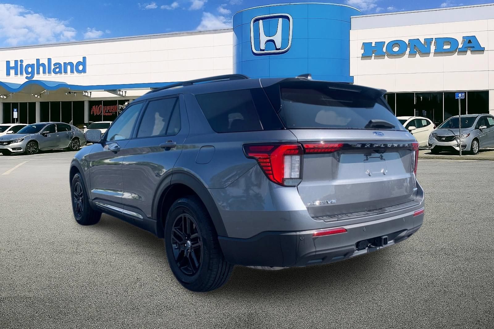Used 2025 Ford Explorer Active AWD/4WD image 3