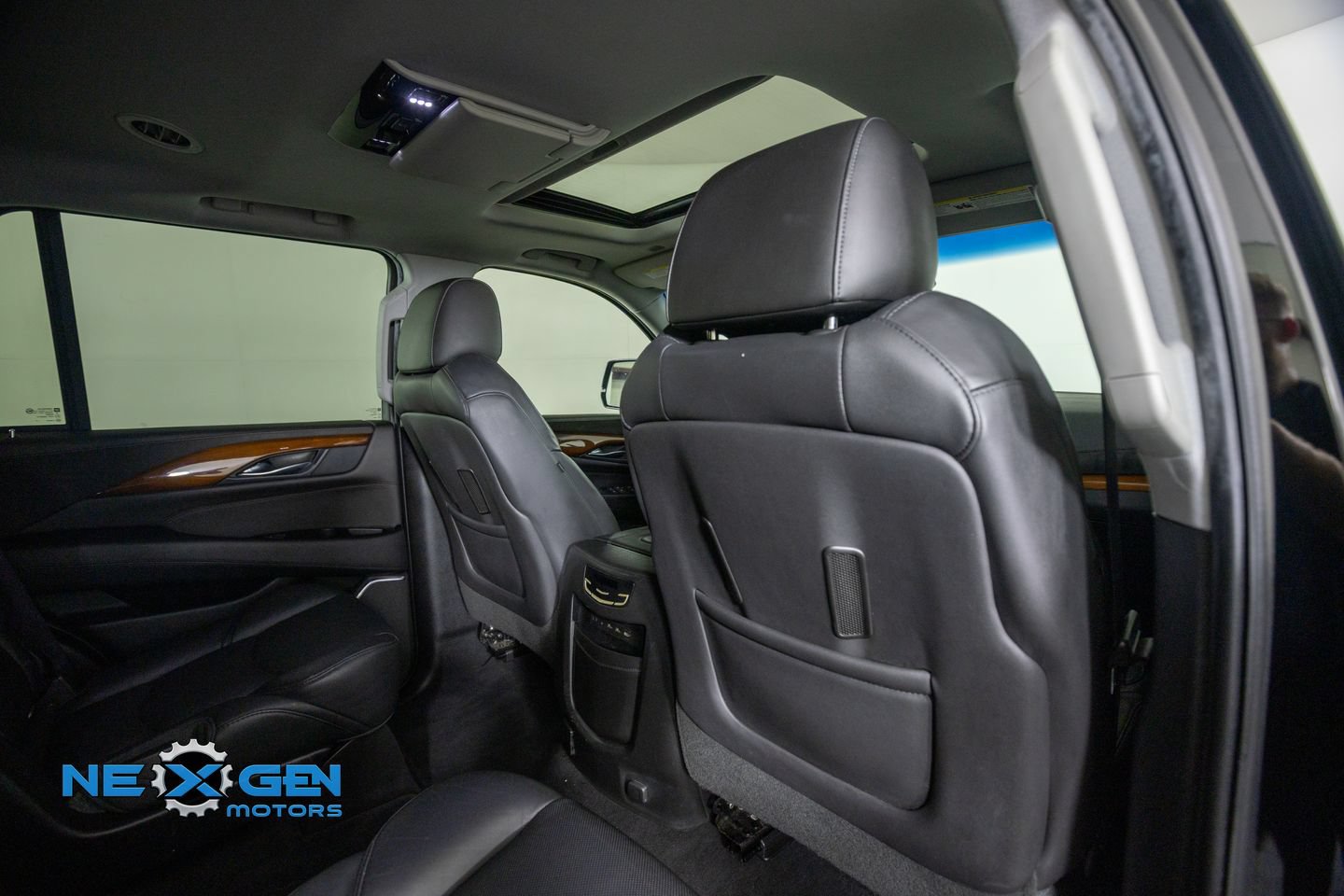 Used 2017 Cadillac Escalade Luxury AWD/4WD image 38