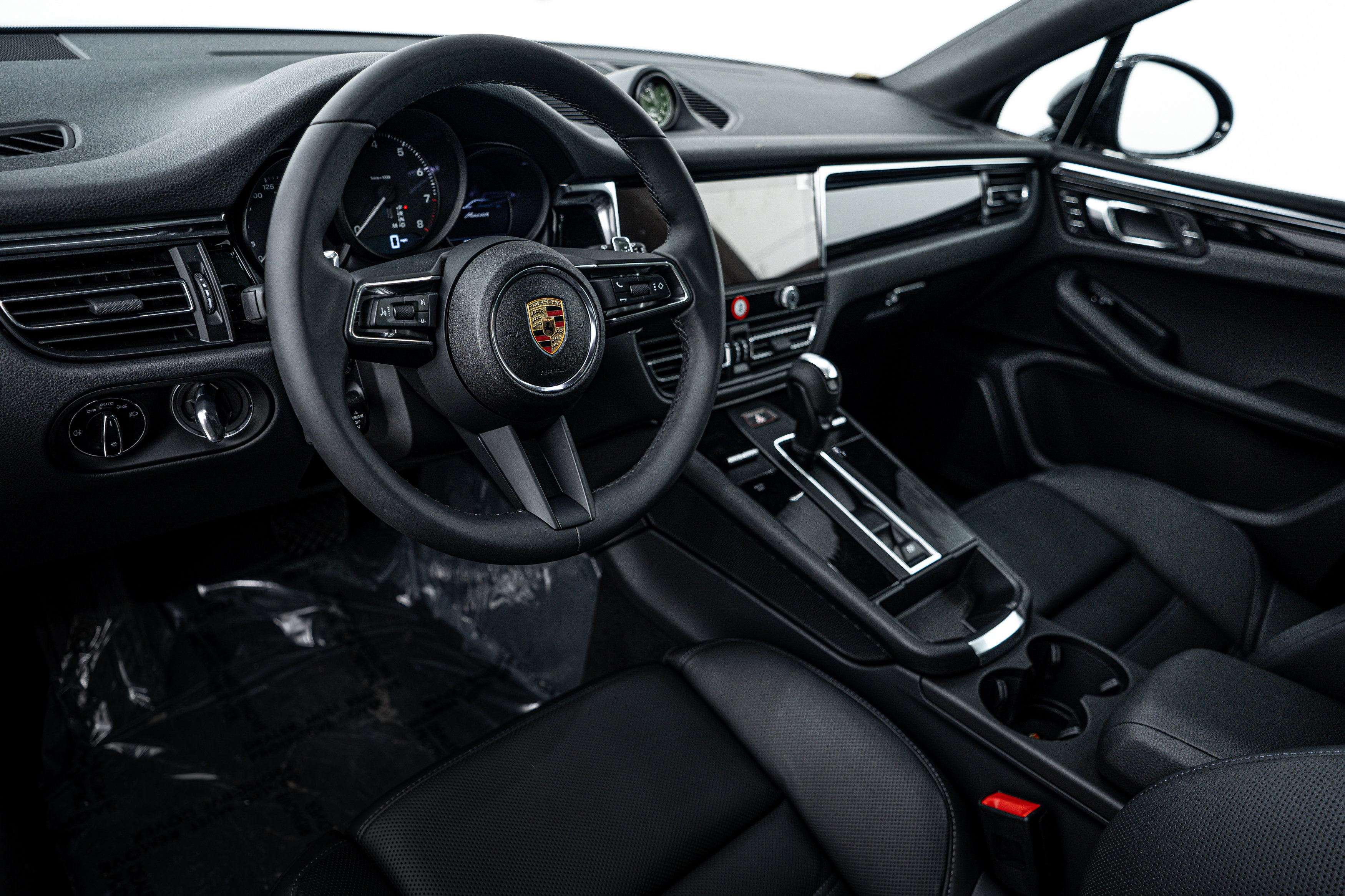 New 2025 Porsche Macan image 4