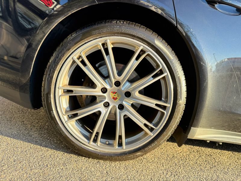 Used 2018 Porsche Panamera 4 AWD/4WD image 37