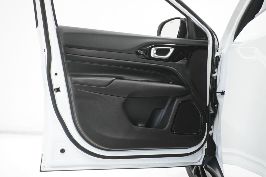 New 2026 Jeep Compass Latitude image 9