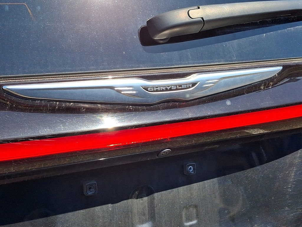 Used 2024 Chrysler Pacifica Touring-L image 6