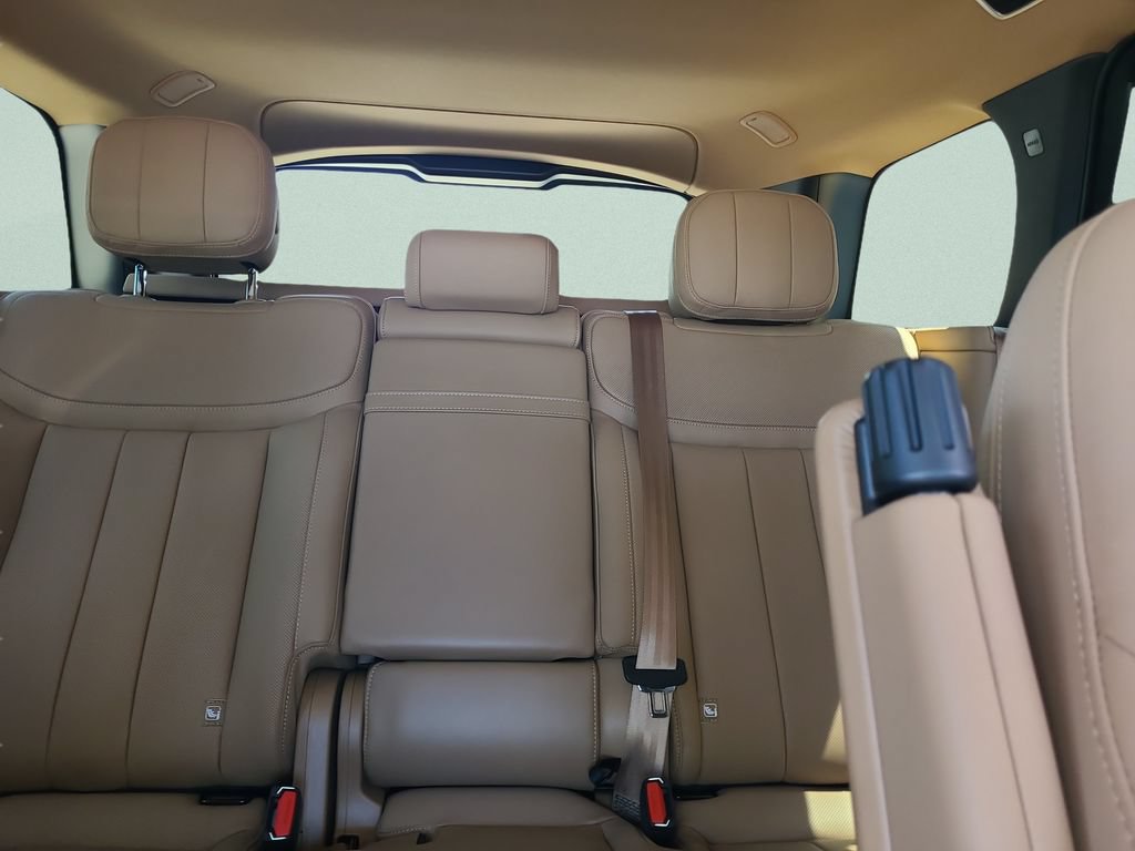 Used 2025 Land Rover Range Rover SE AWD/4WD image 10