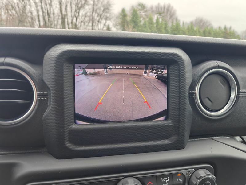 Used 2019 Jeep Wrangler Unlimited Sahara AWD/4WD image 27