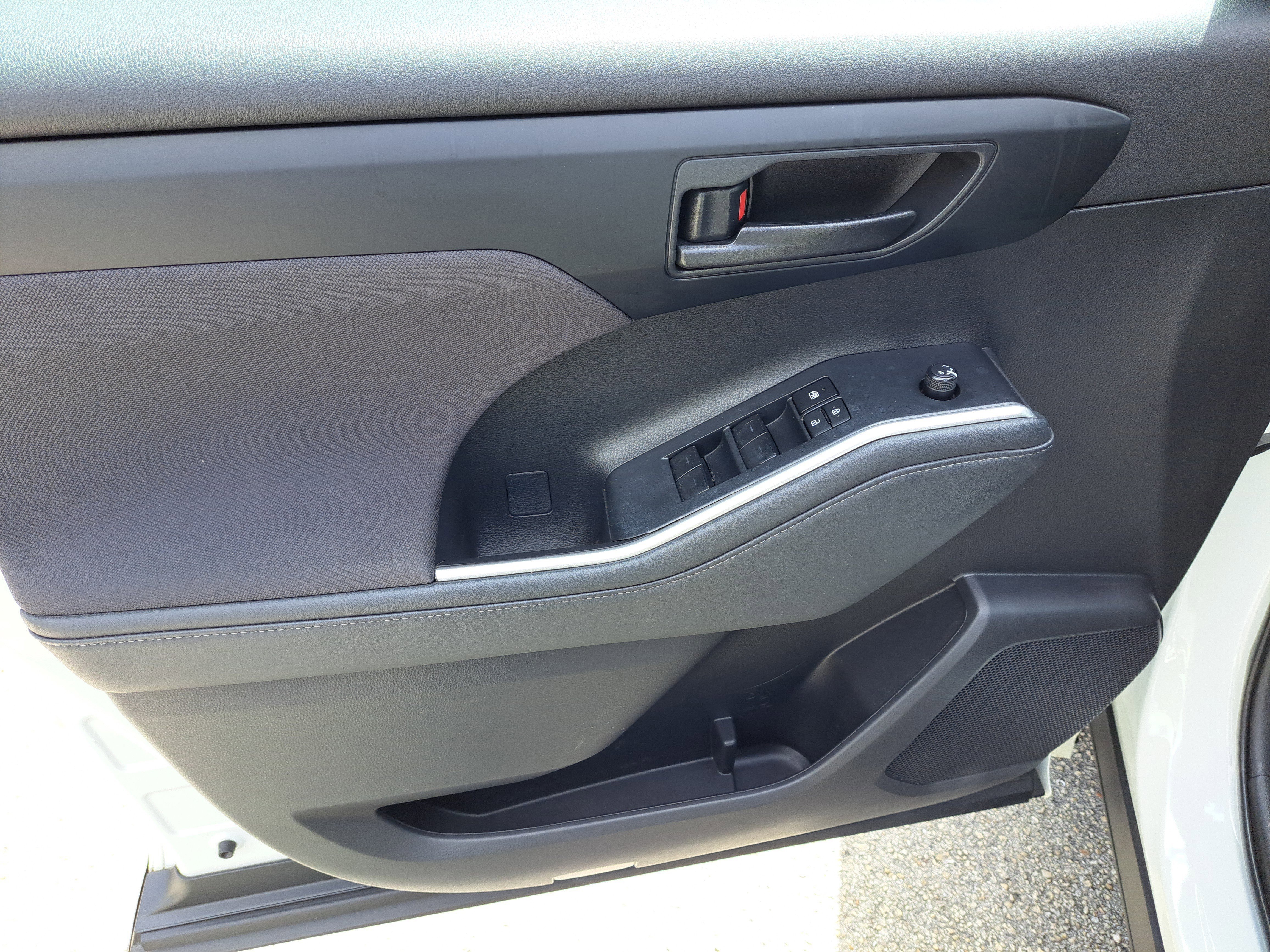 Used 2022 Toyota Highlander LE image 12