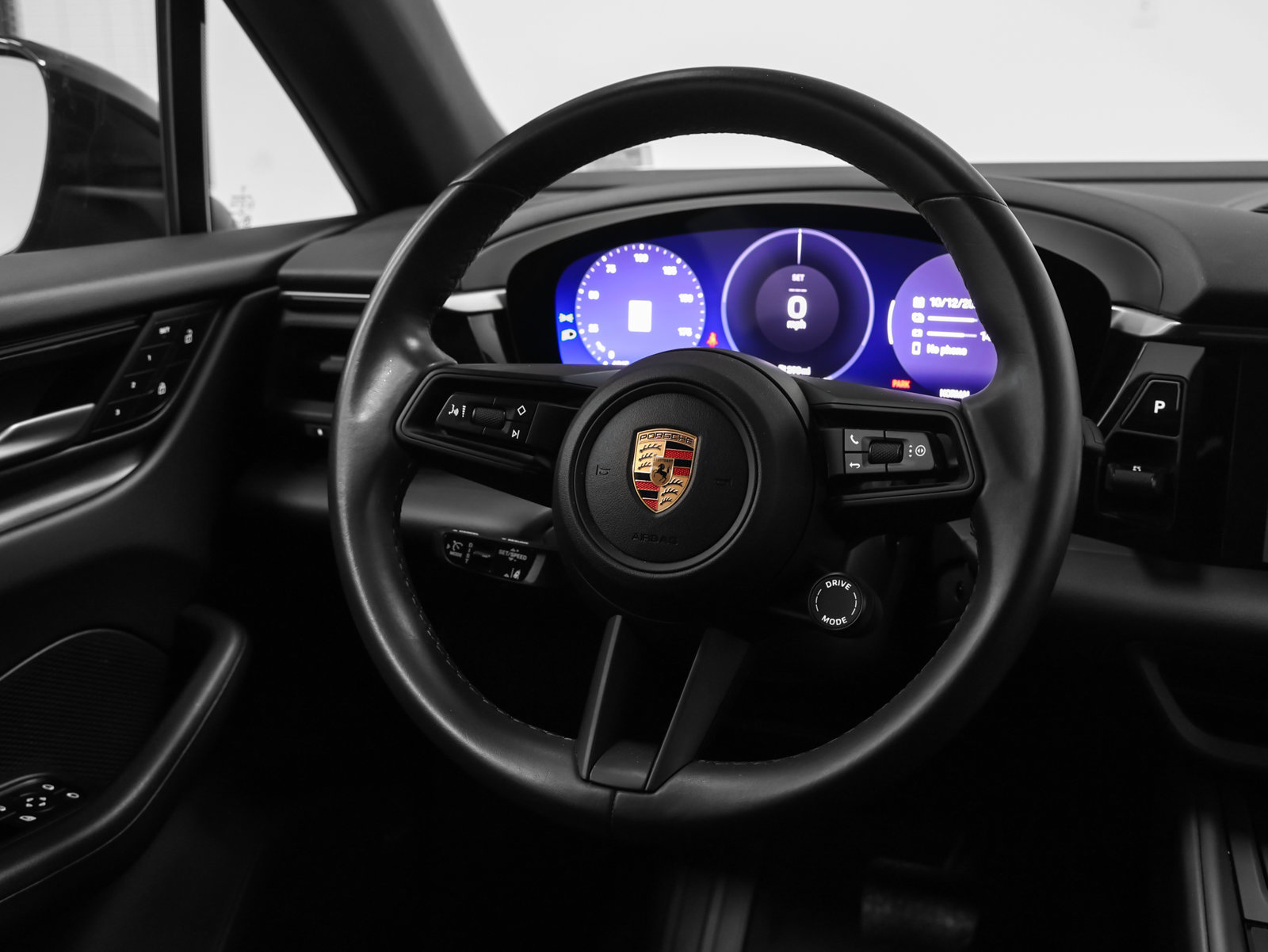 Certified 2025 Porsche Macan Electric RWD image 27
