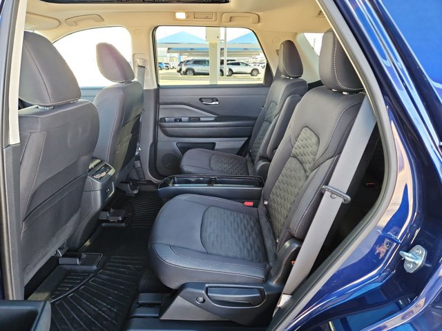 Used 2022 Nissan Pathfinder SV w/ SV Premium Package image 17