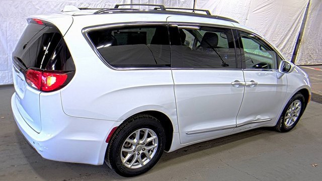 Used 2020 Chrysler Pacifica Touring-L image 2