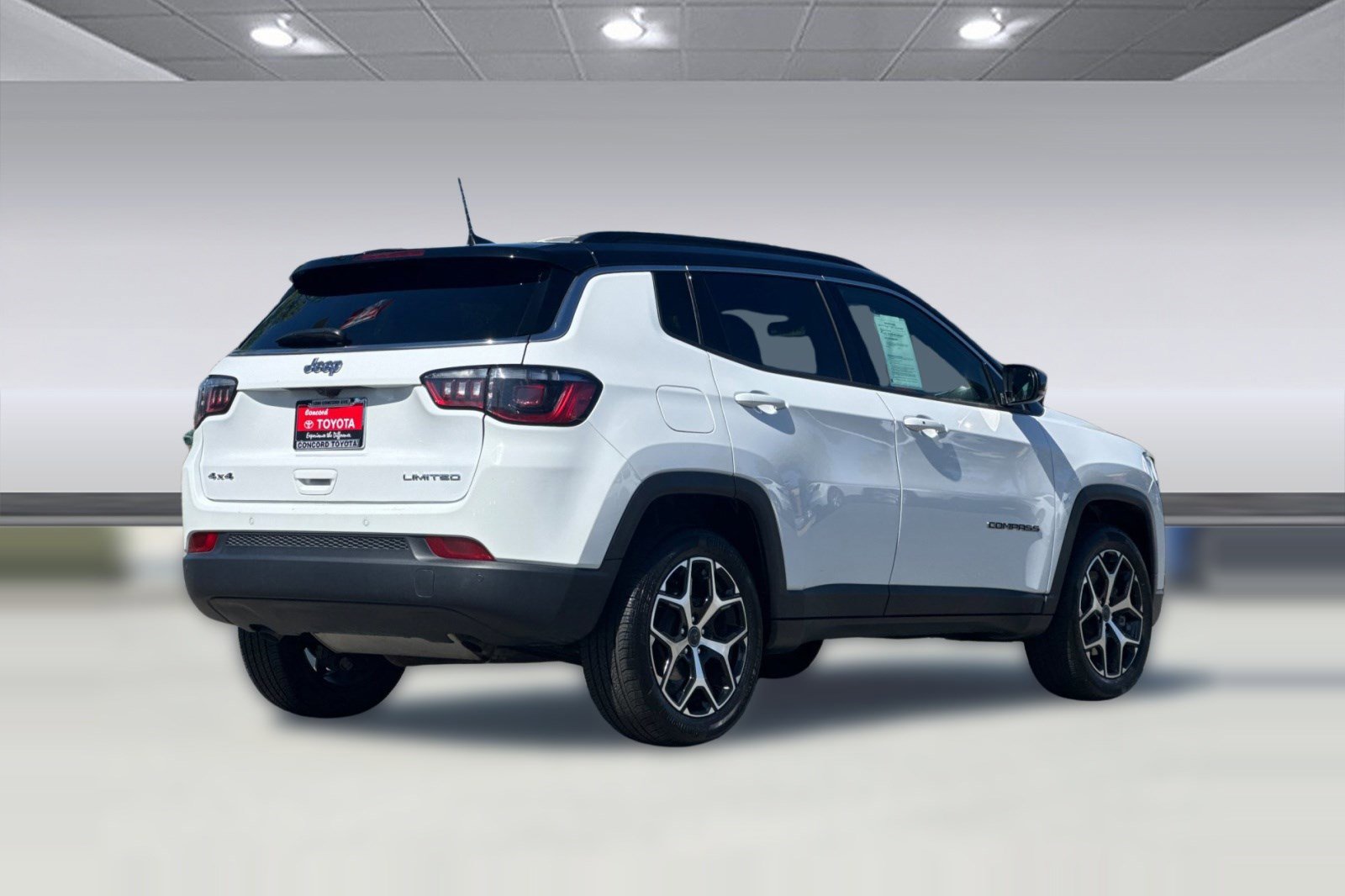 Used 2025 Jeep Compass Limited AWD/4WD image 3