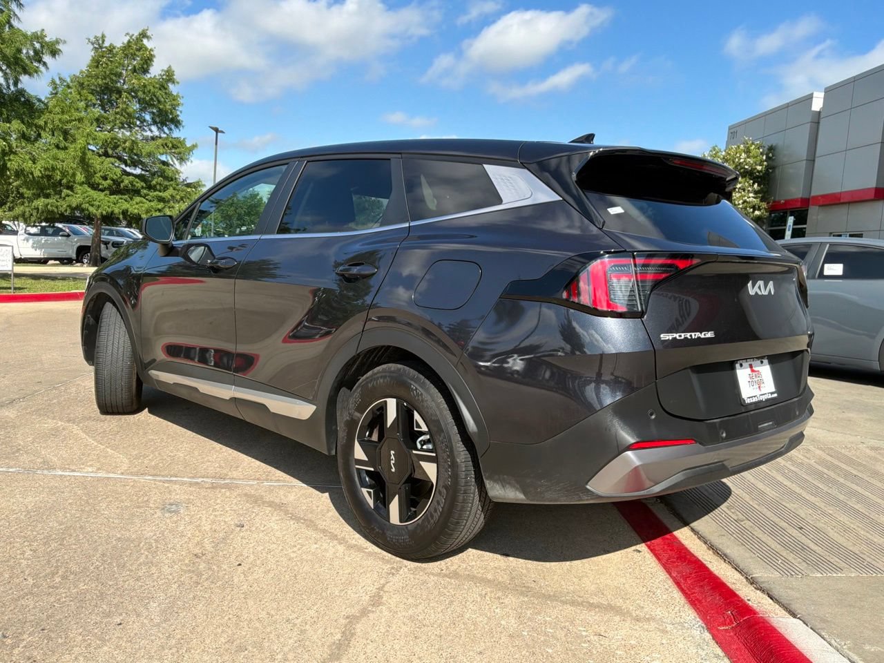 Used 2026 Kia Sportage LX FWD image 8
