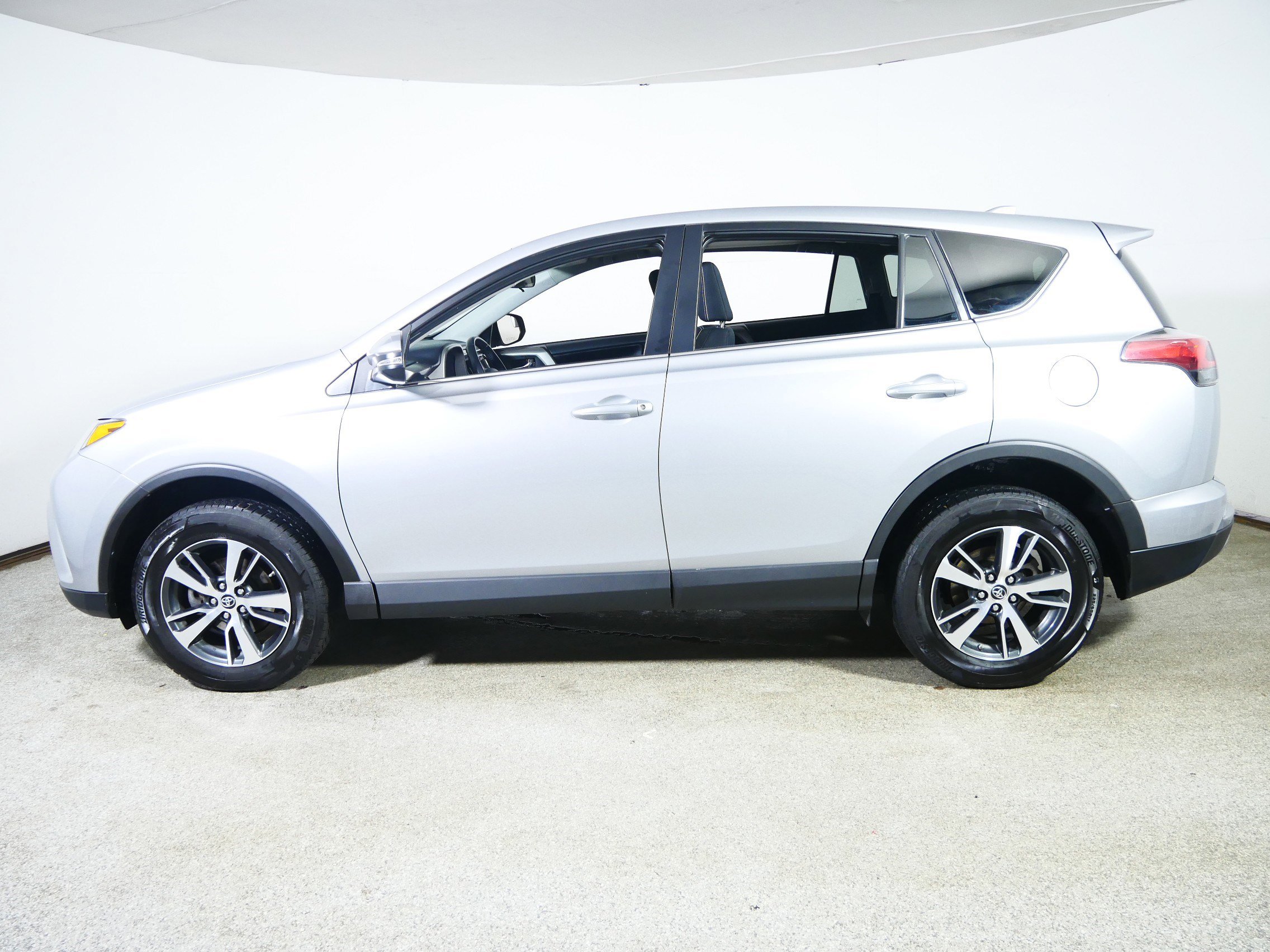 Used 2018 Toyota RAV4 XLE image 4