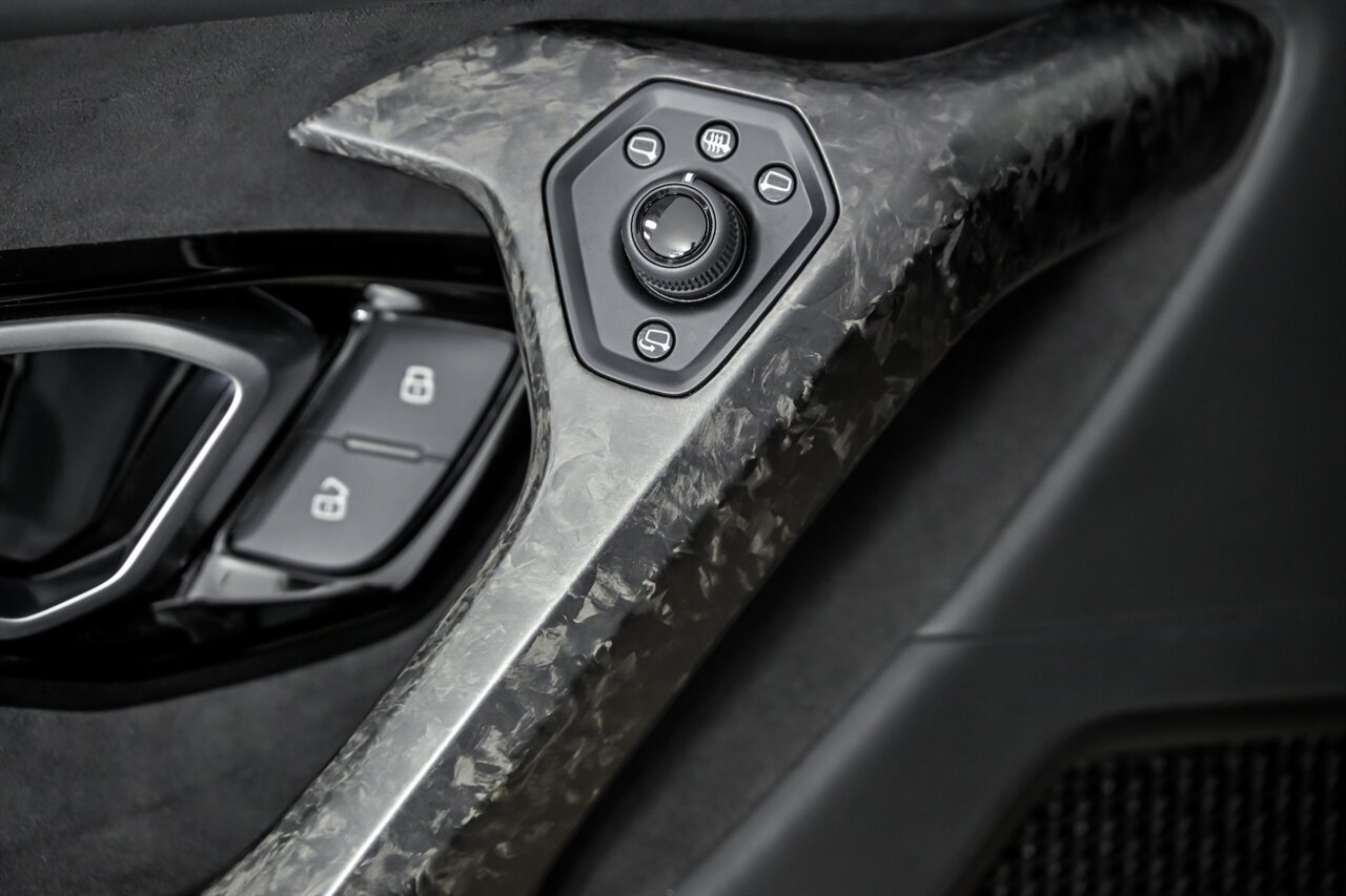 Used 2022 Lamborghini Huracan EVO RWD image 14