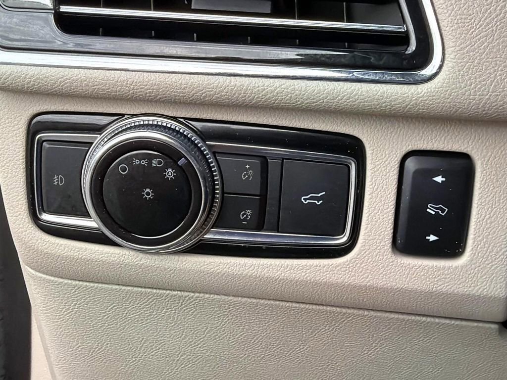 Used 2021 Lincoln Navigator 2WD image 33