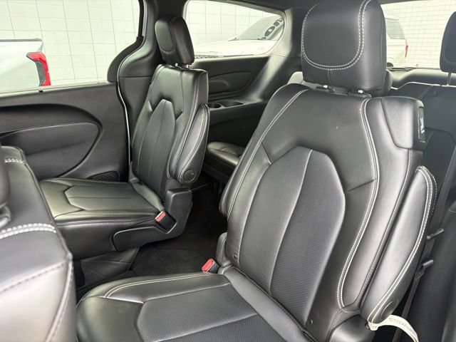Used 2025 Chrysler Pacifica Select FWD image 12