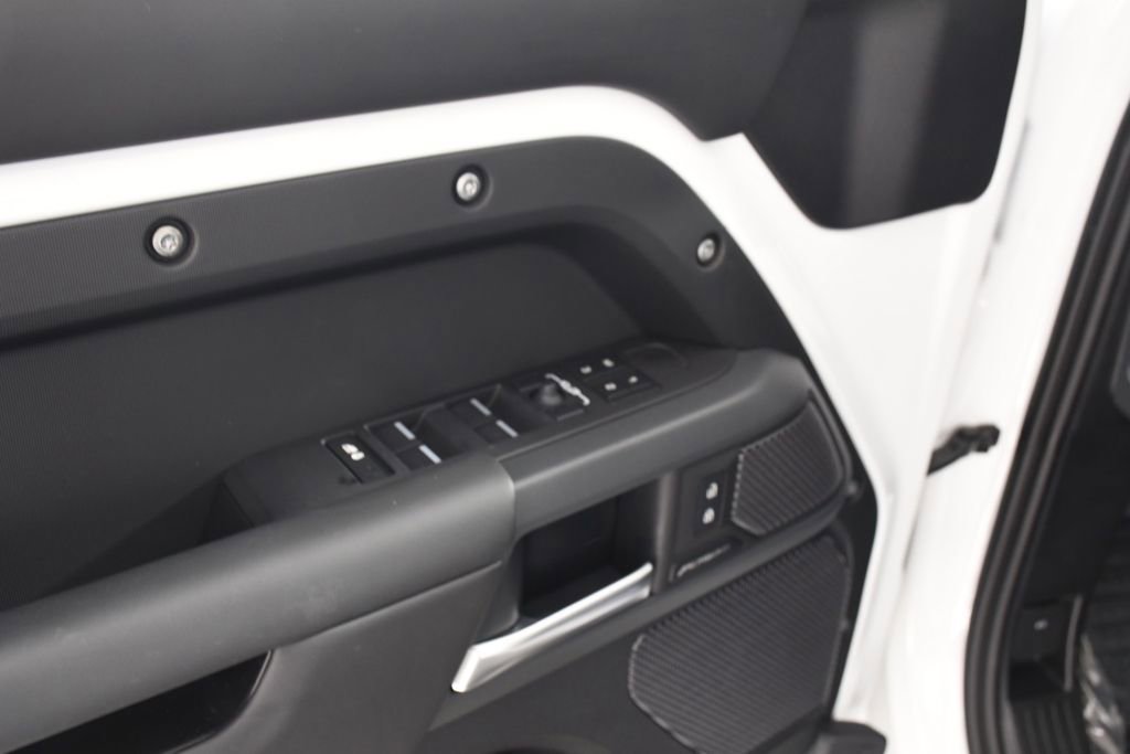 Used 2024 Land Rover Defender 110 X-Dynamic SE image 15