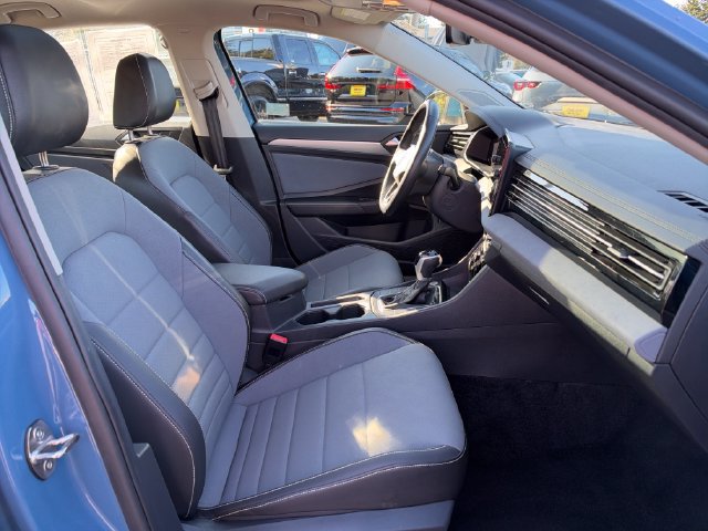 Used 2025 Volkswagen Jetta SE FWD image 9