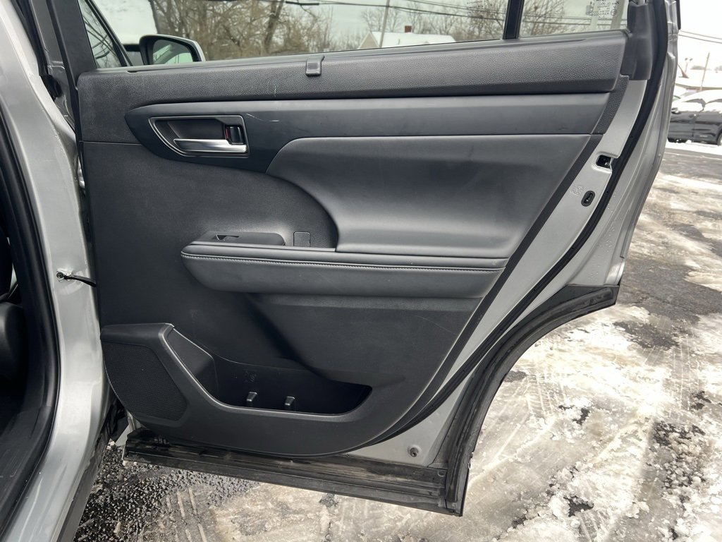 Used 2022 Toyota Highlander XLE image 23