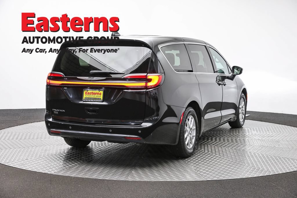 Used 2023 Chrysler Pacifica Touring-L FWD image 5
