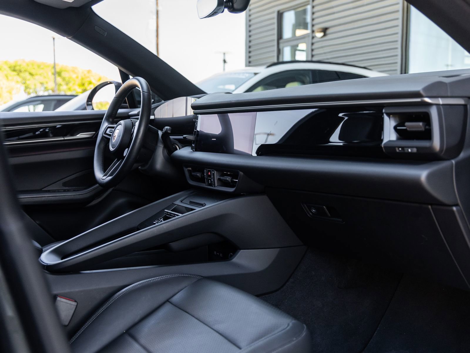 Certified 2025 Porsche Macan Electric image 41