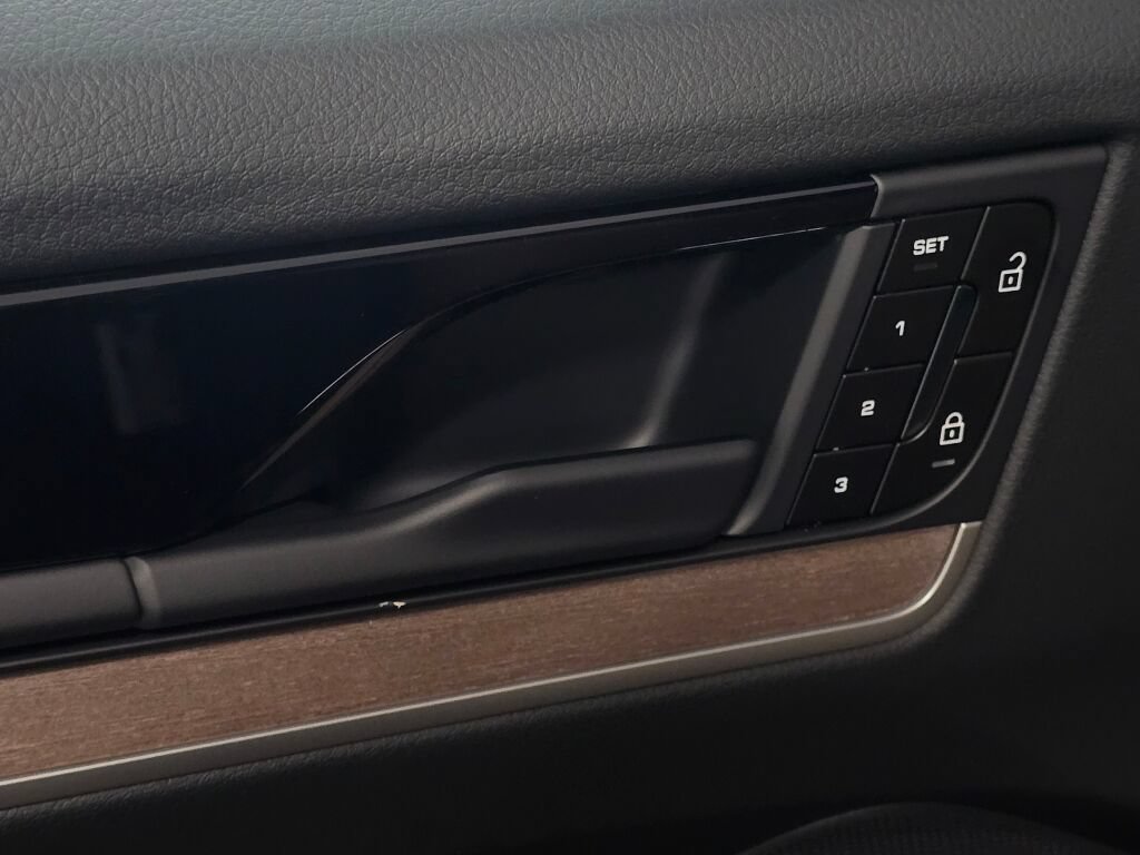 Certified 2026 Porsche Cayenne AWD/4WD image 36