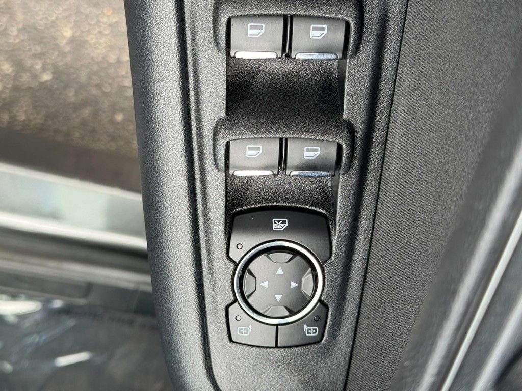 Used 2019 Ford Edge SE FWD image 18