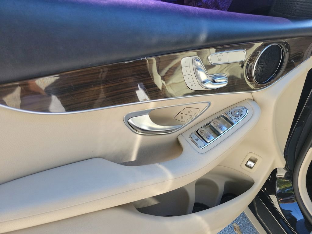 Used 2020 Mercedes-Benz GLC 300 4MATIC image 23