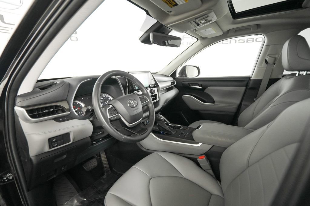 Used 2022 Toyota Highlander XLE AWD/4WD image 10