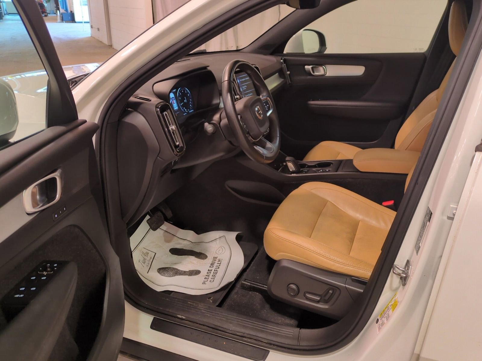 Used 2019 Volvo XC40 T5 Momentum image 16