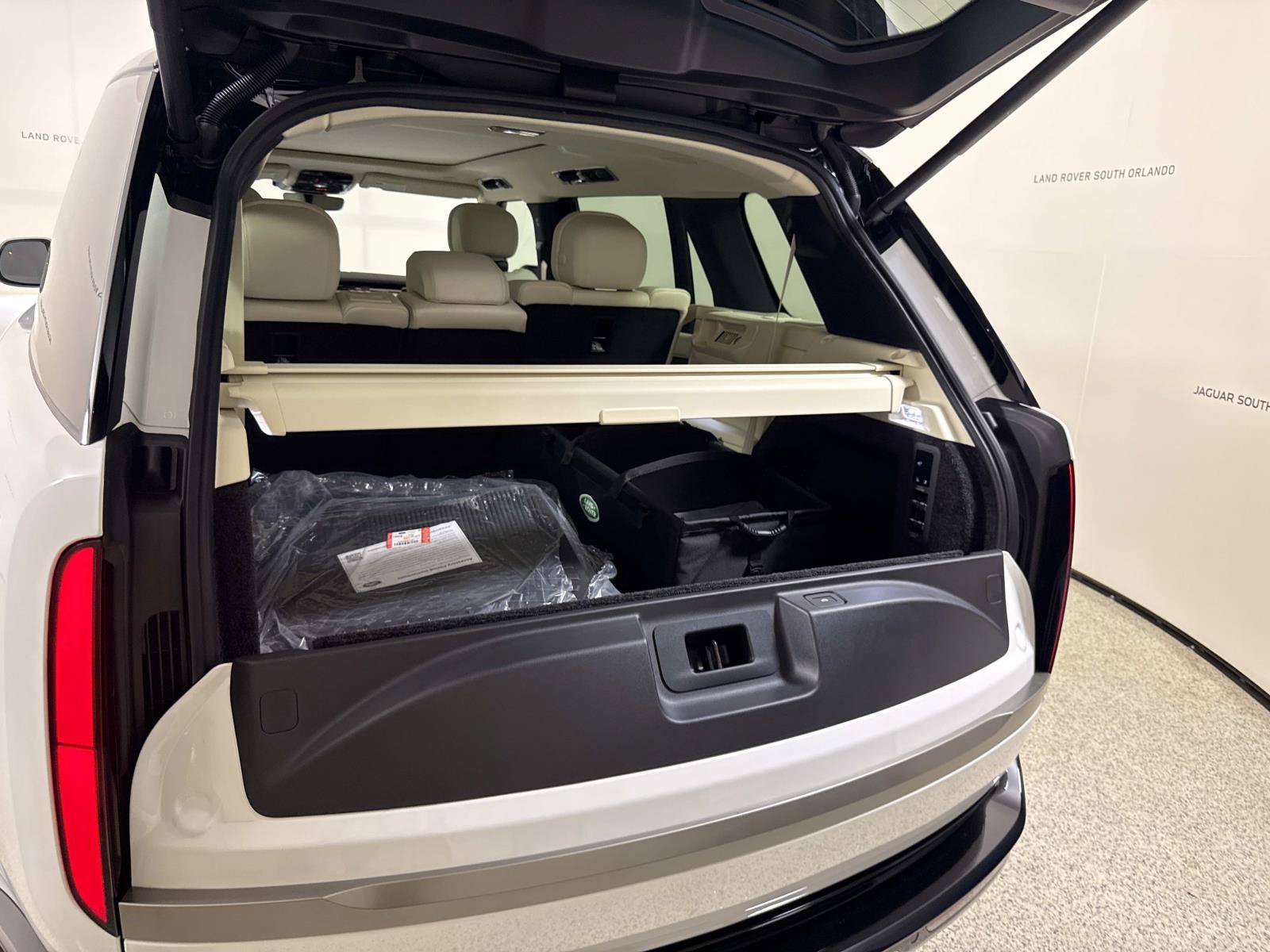 New 2027 Land Rover Range Rover Long Wheelbase SE AWD/4WD image 11