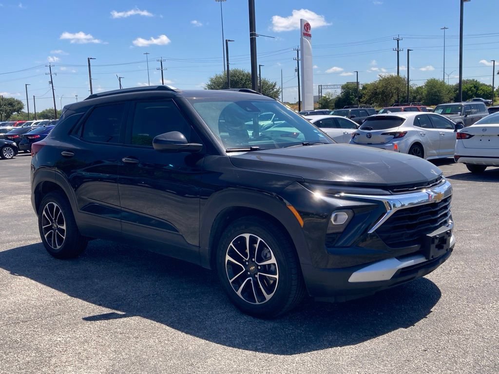 Used 2025 Chevrolet TrailBlazer LT FWD image 3