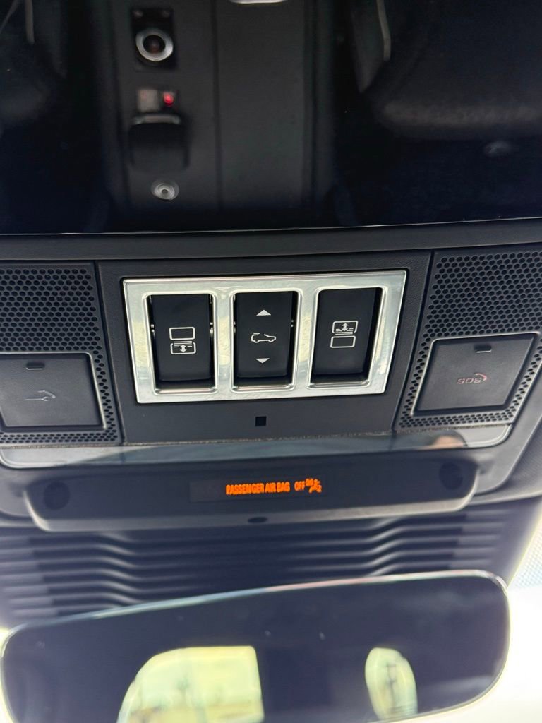 Used 2023 Land Rover Discovery Metropolitan Edition image 40