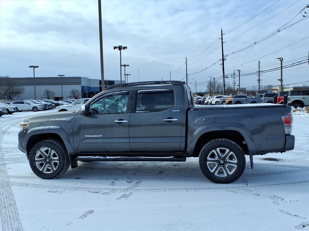 Used 2017 Toyota Tacoma Limited image 4