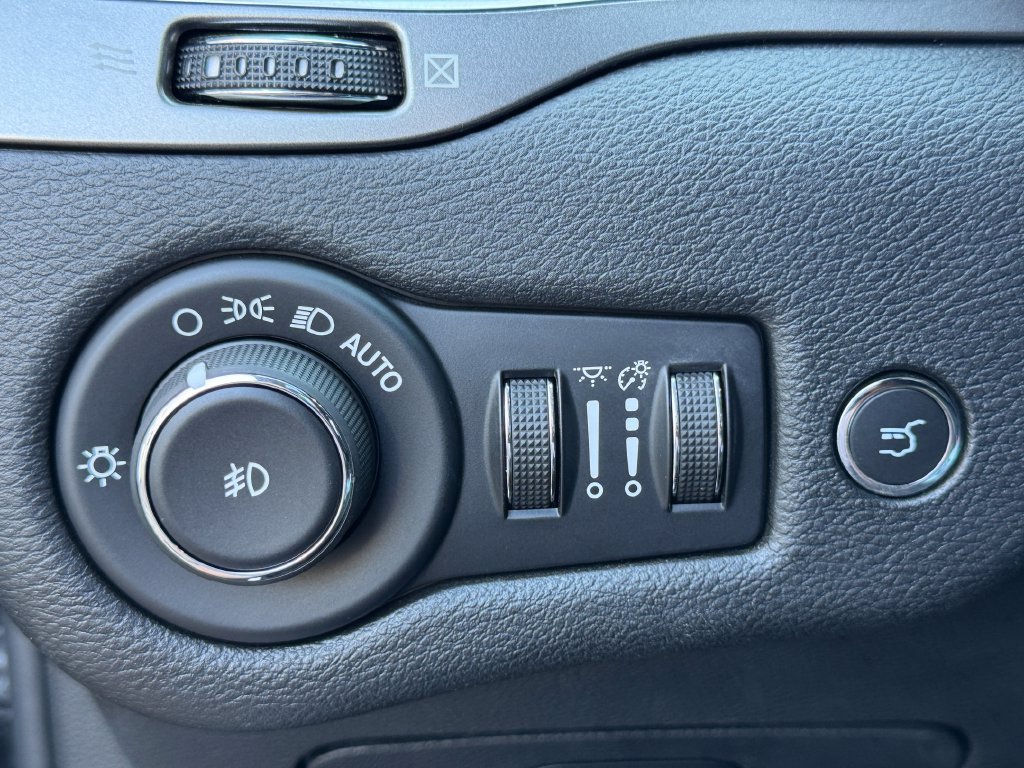 Used 2019 Jeep Cherokee Limited AWD/4WD image 16