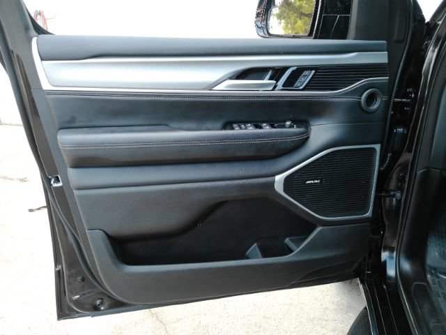 Used 2025 Jeep Wagoneer L Series II AWD/4WD image 13