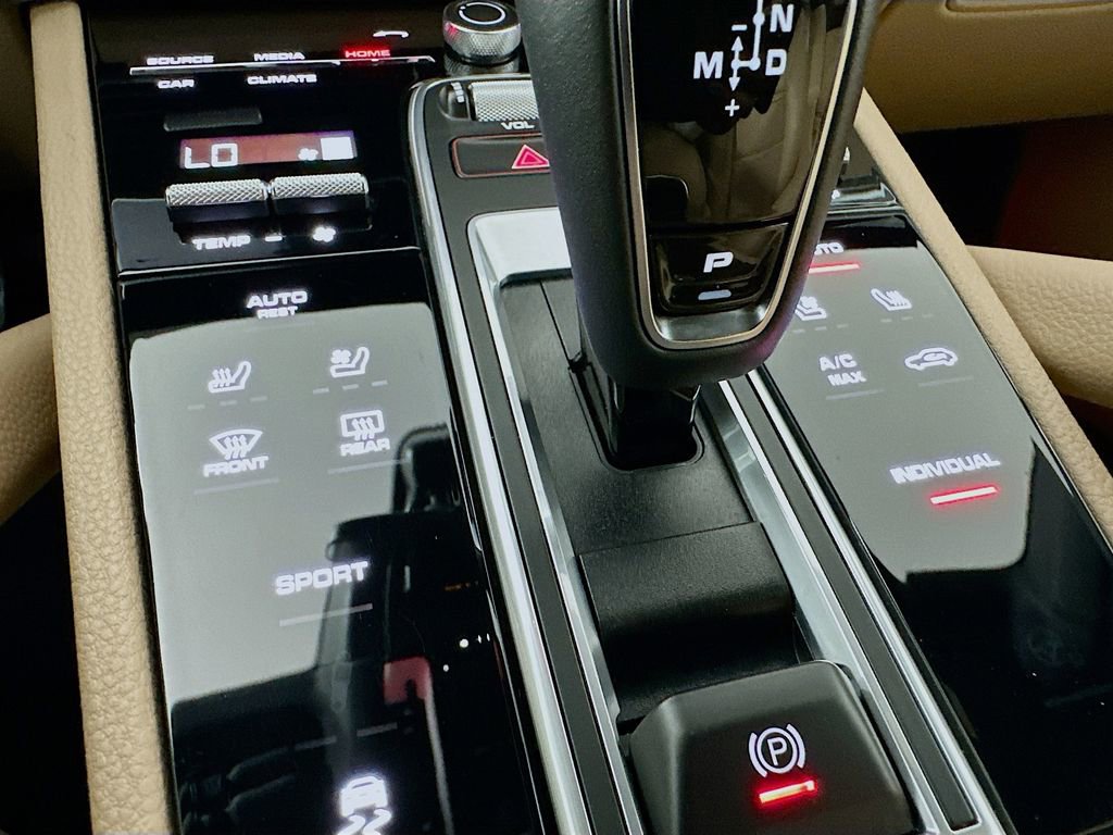 Certified 2022 Porsche Cayenne Platinum Edition image 23