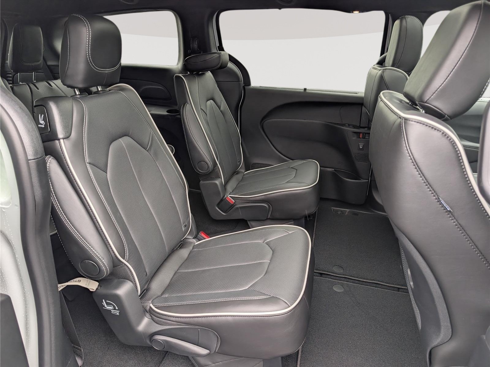 New 2027 Chrysler Pacifica Limited FWD image 8