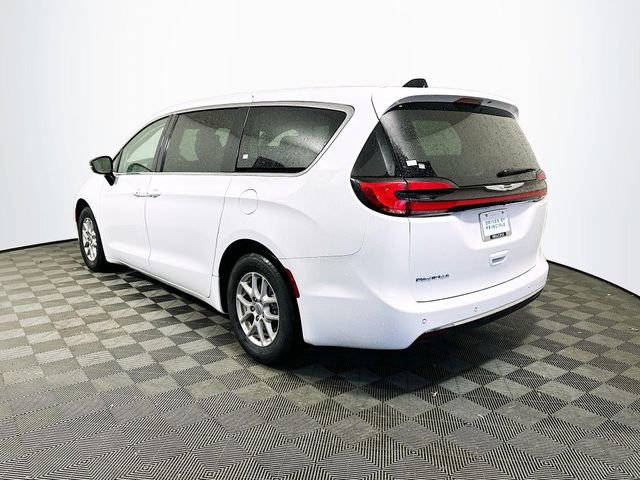 Used 2024 Chrysler Pacifica Touring-L image 6