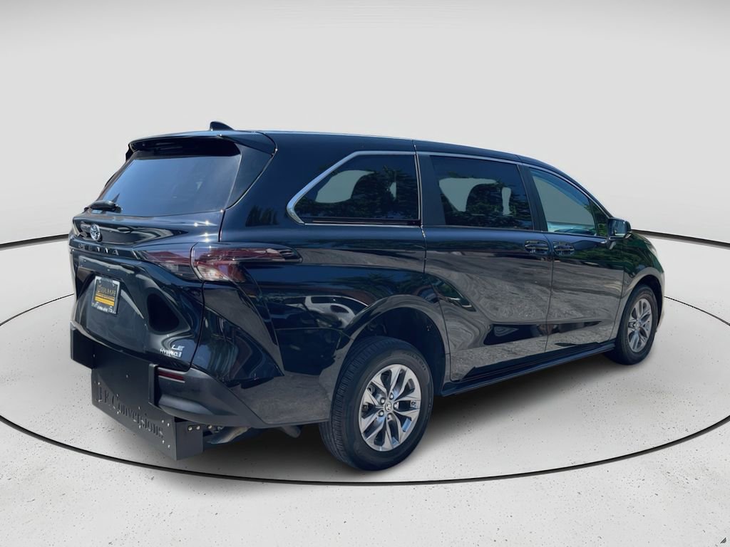 Used 2023 Toyota Sienna LE image 5