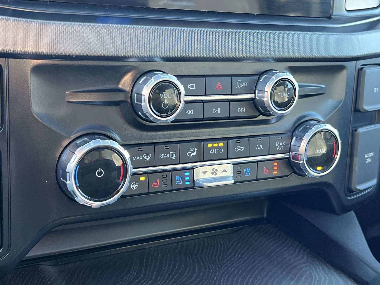 Used 2025 Ford F350 Platinum w/ Tremor Off-Road Package image 21