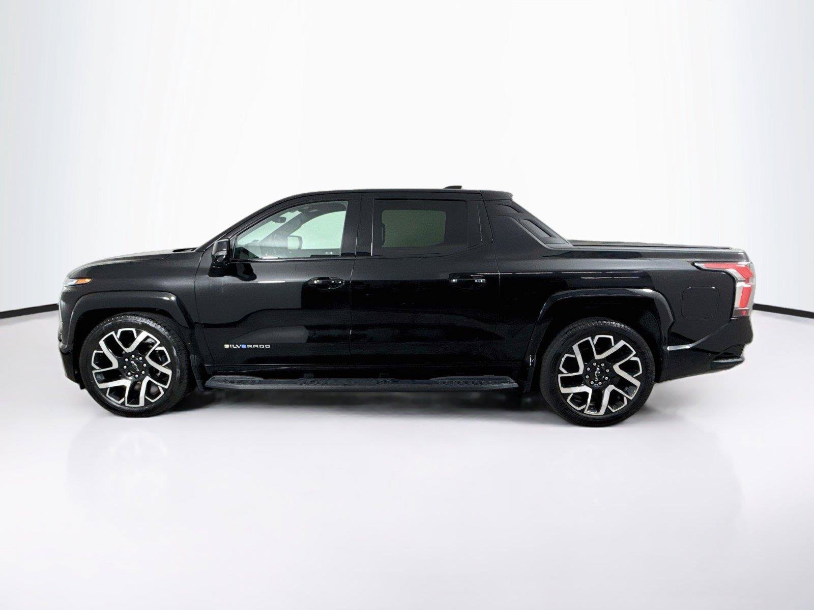 Used 2024 Chevrolet Silverado EV RST AWD/4WD image 2