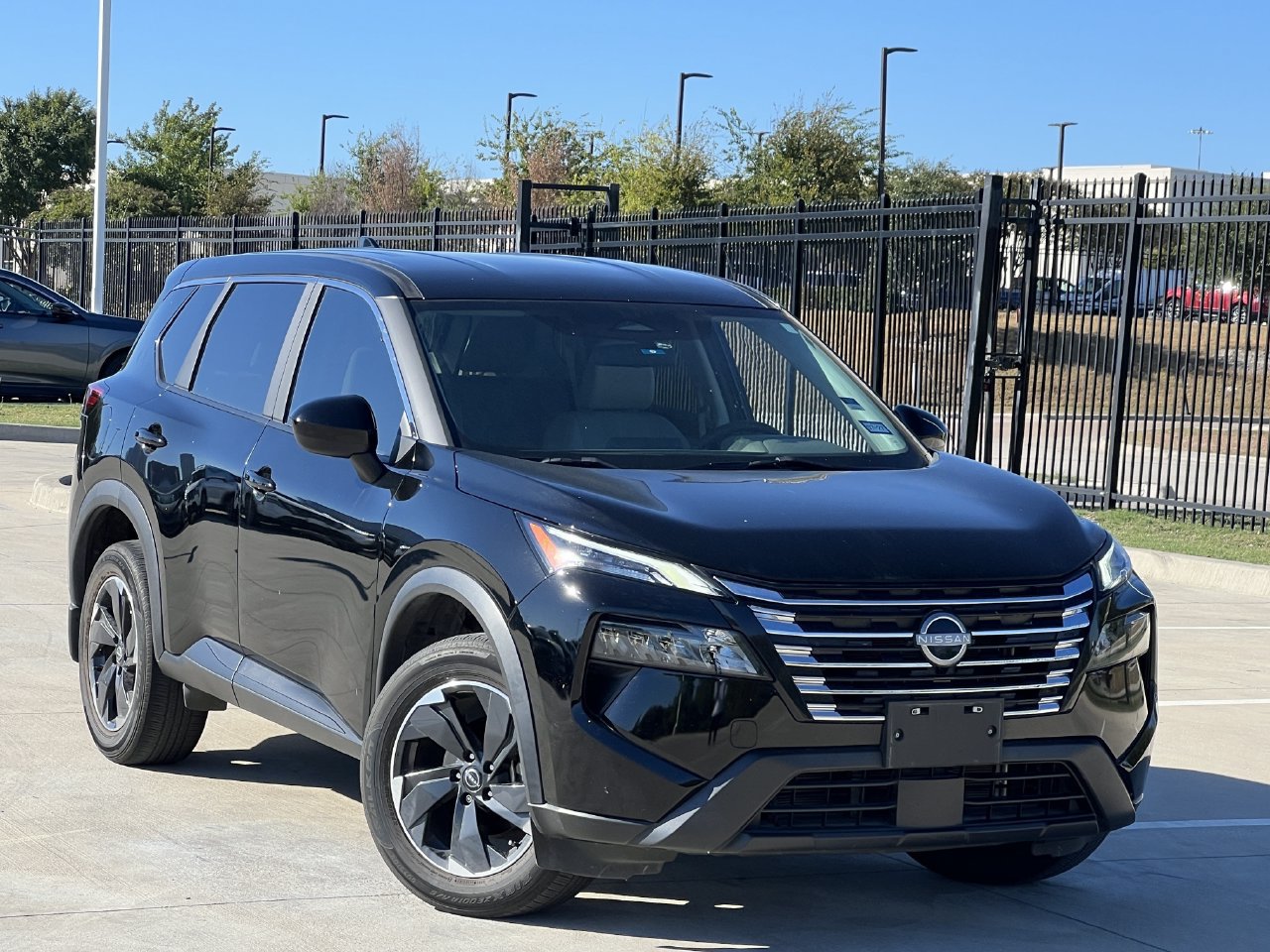 Used 2024 Nissan Rogue SV FWD image 2