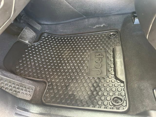 Used 2019 Jeep Cherokee Trailhawk w/ Cold Weather Group image 27