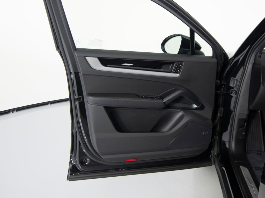 Certified 2025 Porsche Cayenne Coupe image 18