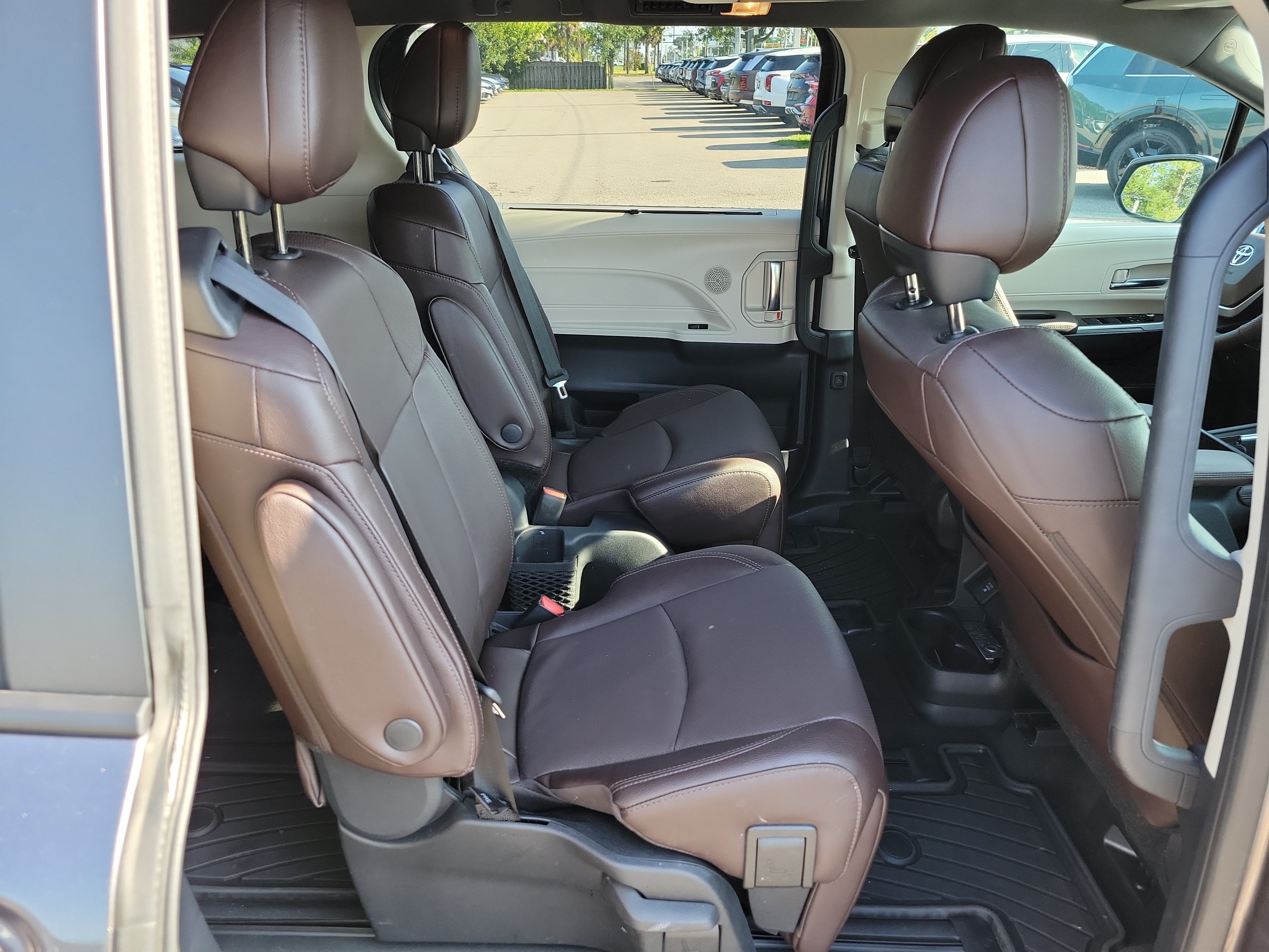 Used 2023 Toyota Sienna Platinum FWD image 12
