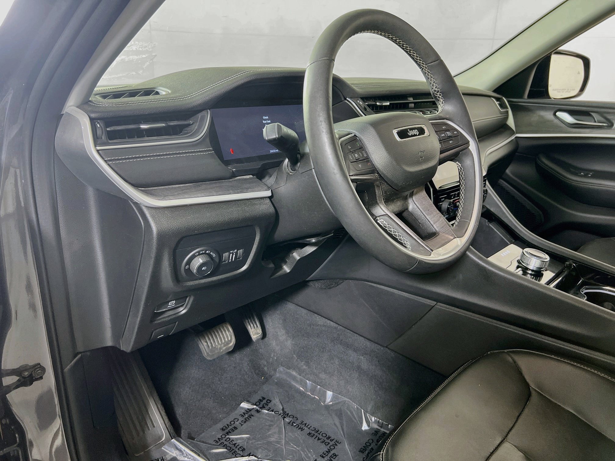 Used 2023 Jeep Grand Cherokee Limited AWD/4WD image 9
